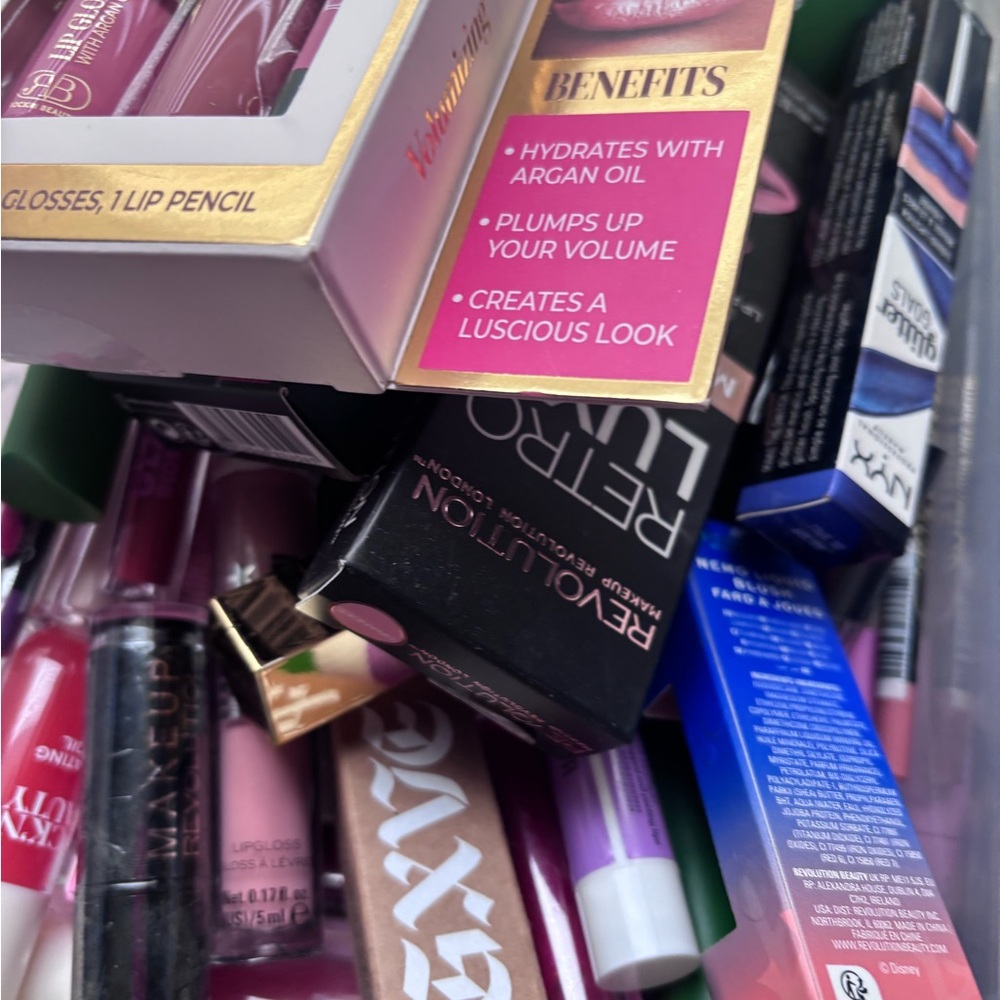 Mystery 10-Piece Women’s Makeup Bundle - - Picture 3 of 5